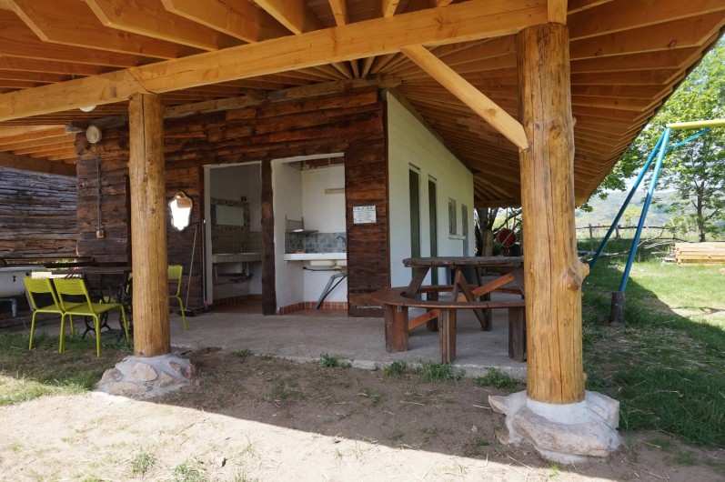 Location de vacances - Camping à Saint-Julien-du-Gua - Le sanitaire principal avec sa belle charpente en pin Douglas récemment rénovée