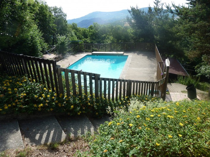 Location de vacances - Camping à Saint-Julien-du-Gua - Vue sur les montagnes depuis la piscine