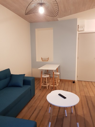 Location de vacances - Appartement à Saint-Montan - Séjour-coin repas, ventilateur
