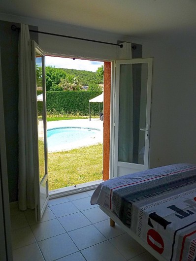 Location de vacances - Villa à Rousson - La chambre d'amis avec lit double de 160 cm...et sa vue vers la piscine !