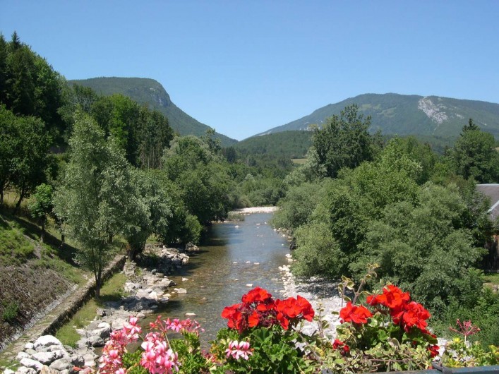Location de vacances - Chalet à Lescheraines - Le Chéran rivière à 50m