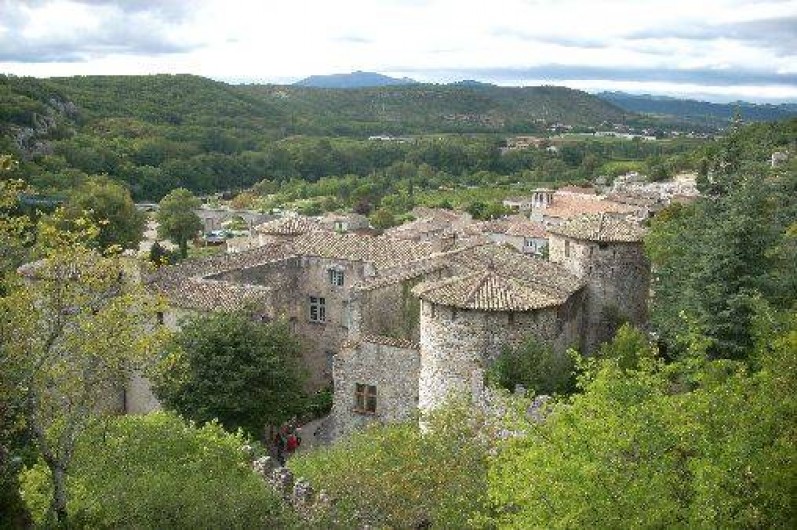 Location de vacances - Villa à Aubenas - Village de Vogüé et son château ; Aubenas en arrière plan