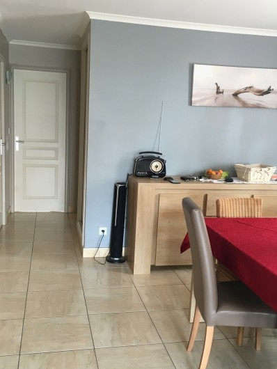 Location de vacances - Appartement à Valras-Plage - vue salon porte fond chambre