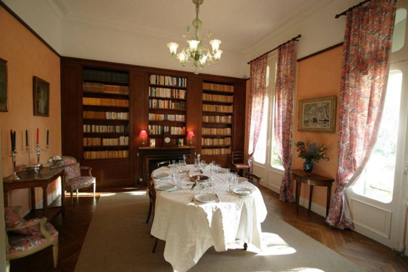 Location de vacances - Maison - Villa à Bessan - The dinning room and his bookcase