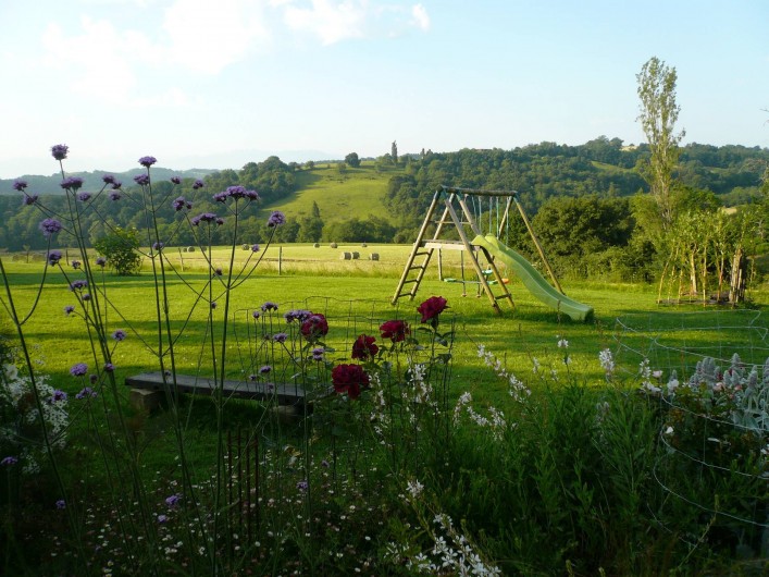 Location de vacances - Gîte à Lucq-de-Béarn - Jardin et jeux pour les enfants
