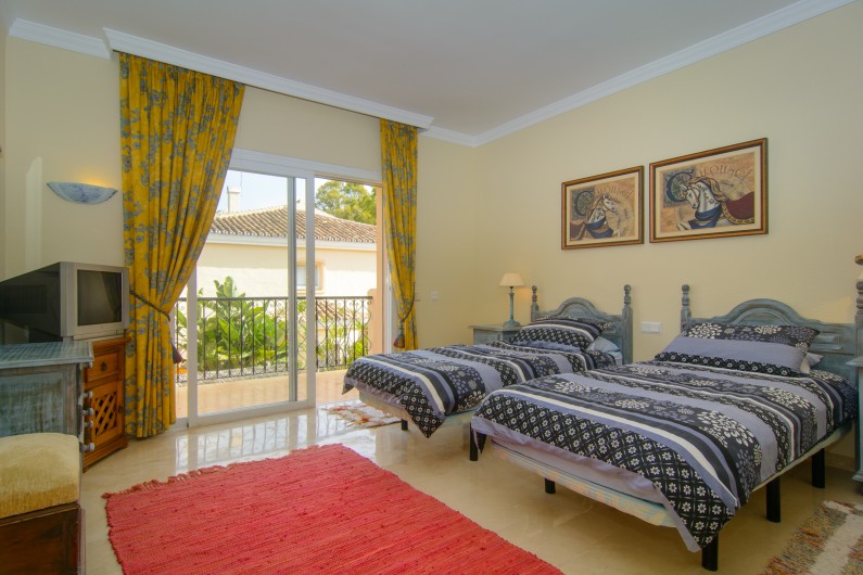 Location de vacances - Maison - Villa à Estepona - Chambre d'amis avec deux lits simples, sortie sur la terrasse.