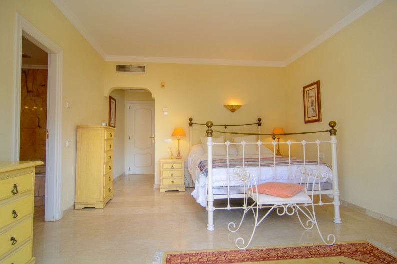 Location de vacances - Maison - Villa à Estepona - Chambre à coucher avec tables de nuit et lampes vintage