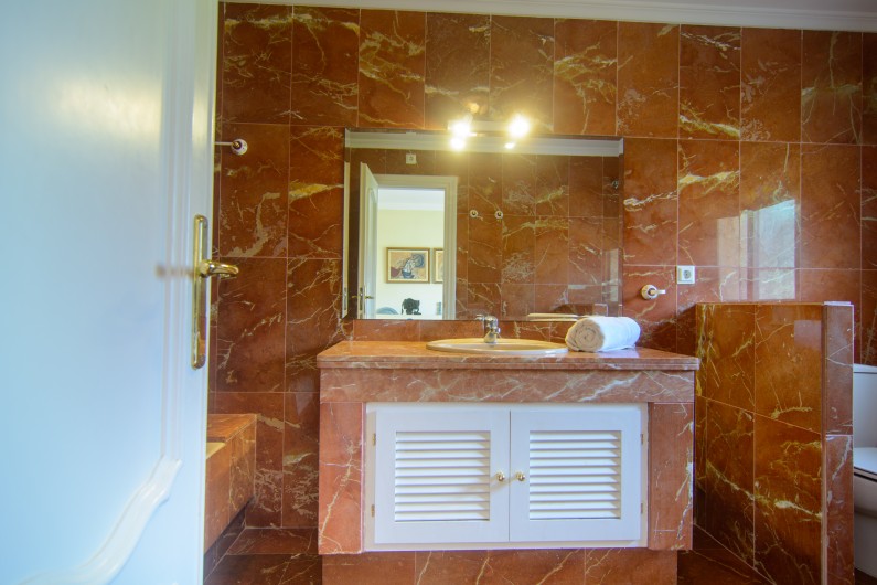 Location de vacances - Maison - Villa à Estepona - Baignoire avec douche, lavabo, bidet dans la salle de bains