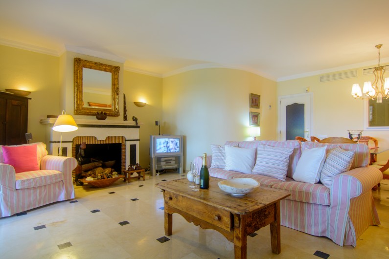 Location de vacances - Maison - Villa à Estepona - Cheminée à bois dans le salon avec de grands canapés.