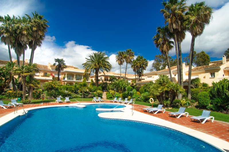 Location de vacances - Maison - Villa à Estepona - Grande piscine avec une partie peu profonde pour les enfants