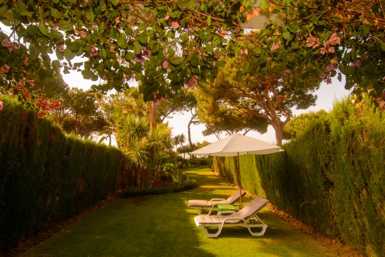 Location de vacances - Maison - Villa à Estepona - Beau jardin privé (200m2) avec sortie sur la plage