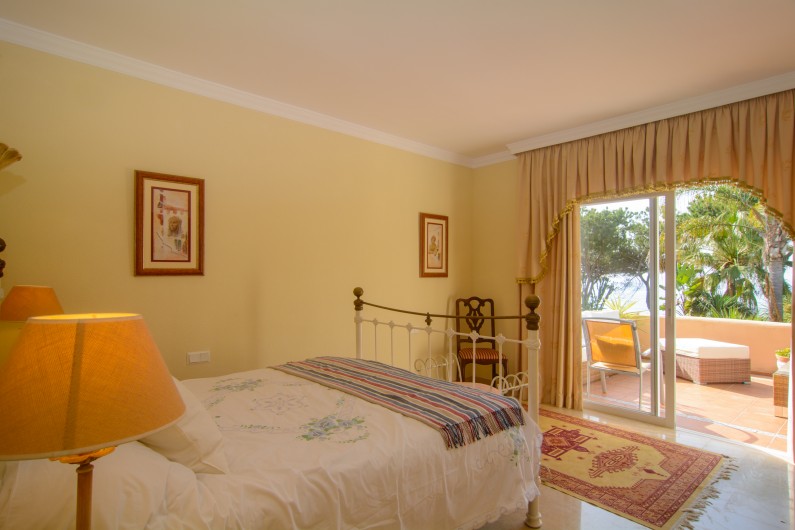 Location de vacances - Maison - Villa à Estepona - Chambre à coucher principale avec lit double (150cm) et terrasse