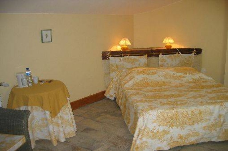 Location de vacances - Chambre d'hôtes à Fabrègues - Au 2ème étage, retrouvez de l'intimité avec cette chambre (lit de 140x200).