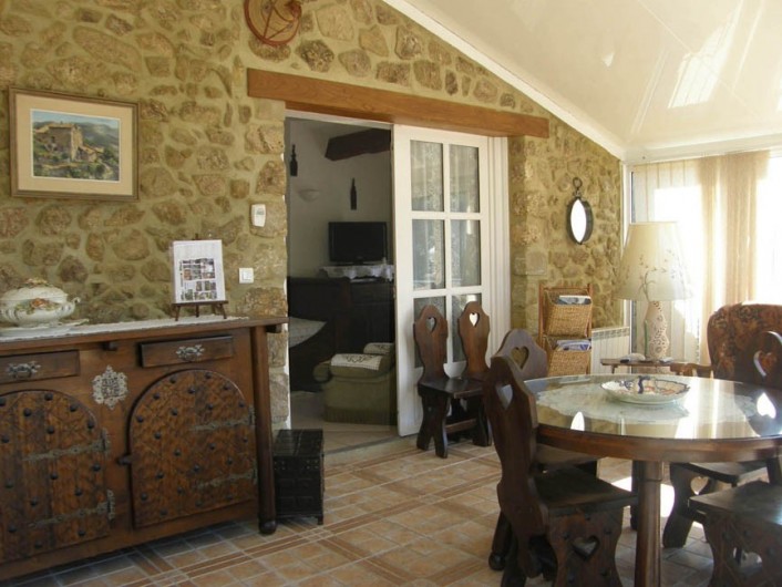 Location de vacances - Gîte à Meyras - de la terrasse coup d'oeil dans la véranda et sur le petit salon