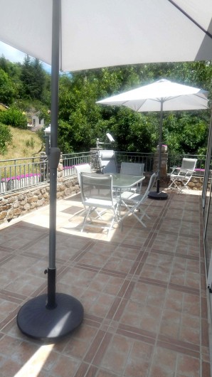 Location de vacances - Gîte à Meyras - vue sur une partie de la terrasse quand on est dans la véranda