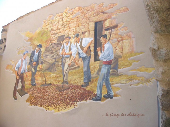 Location de vacances - Gîte à Meyras - Dans village 12 fresques.  - Pisage des châtaignes devant la claide