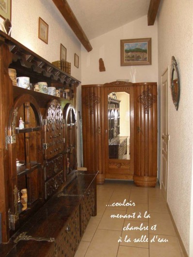 Location de vacances - Gîte à Meyras - Petit couloir menant à chambre et  salle d'eau. - Penderie dans armoire -