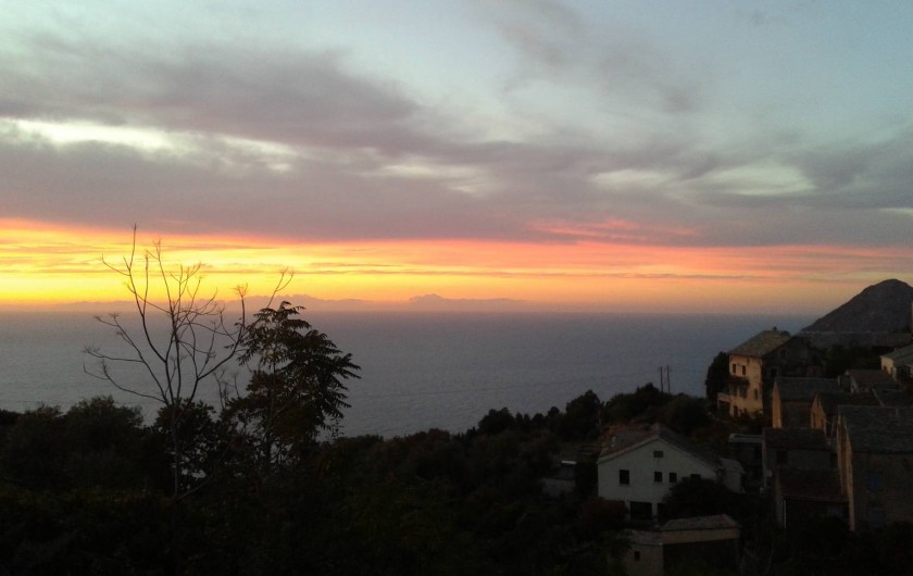 Location de vacances - Villa à Canari - coucher de soleil sur la mer depuis la maison