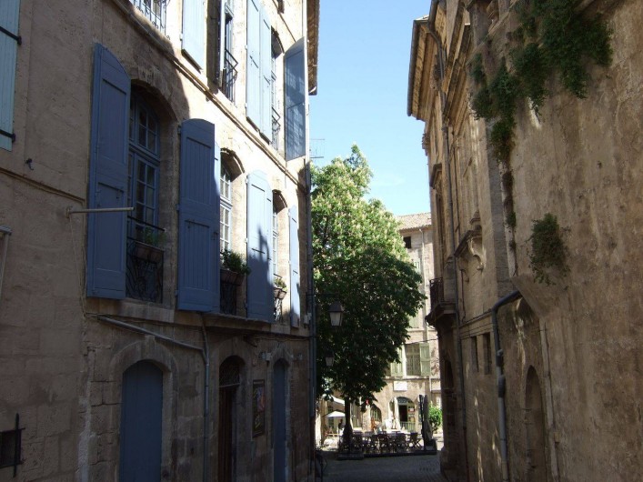 Location de vacances - Appartement à Pézenas - l'immeuble en plein centre historique.