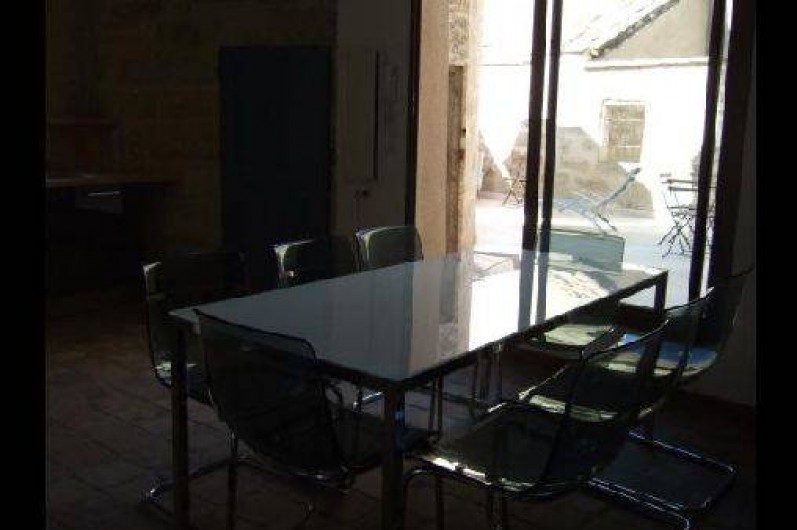Location de vacances - Appartement à Pézenas - Coin salle à manger donnant sur la terrasse privative.