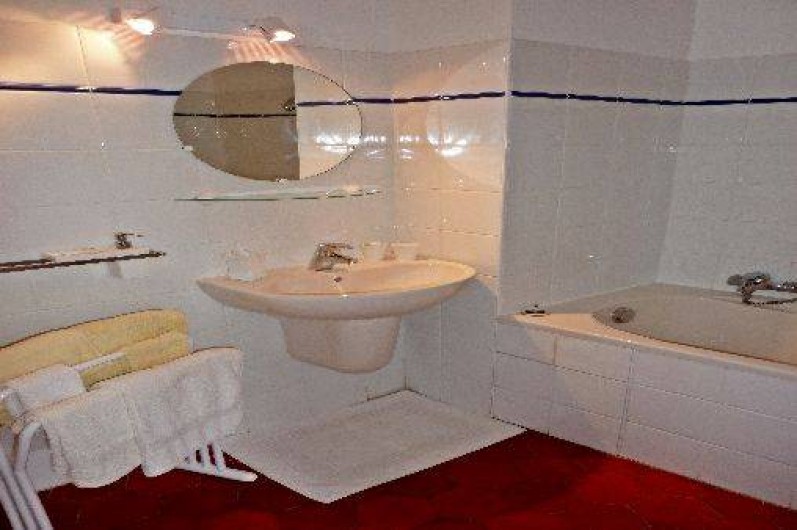 Location de vacances - Gîte à Vieussan - grande salle de bains privative dans chaque chambre, parfait cousinades