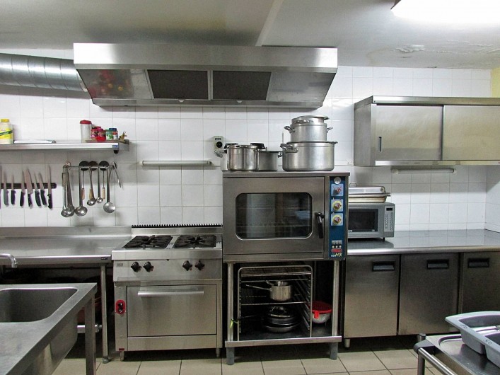 Location de vacances - Gîte à Vieussan - cuisine professionnelle pour confectionner de grands repas pour réunions