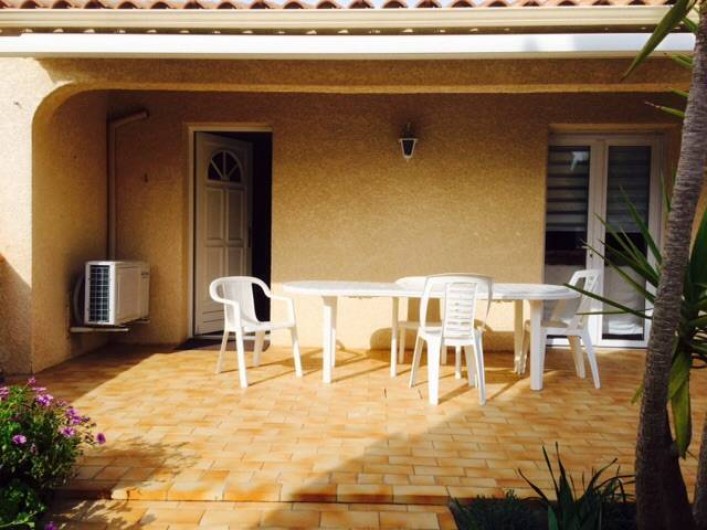 Location de vacances - Villa à Frontignan - Bienvenue chez nous!Une grande terrasse bien exposée protégée par un grand store