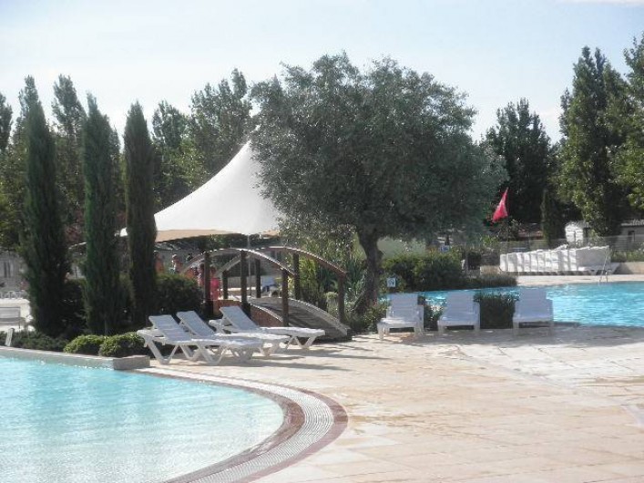 Location de vacances - Camping à Vias - Petit pont séparant les deux grandes piscines.