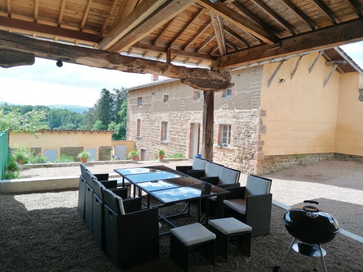 Location de vacances - Gîte à Pomeys - Vue depuis le "chapi" avec mobilier de jardin et barbecue.