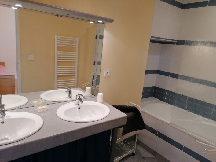 Location de vacances - Gîte à Pomeys - Salle de bains de la chambre "Monts du Lyonnais". 2 lavabos, 1 baignoire.