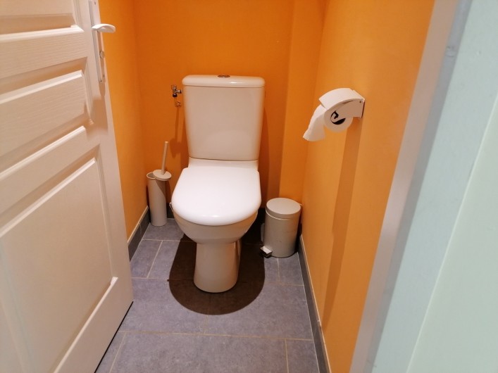 Location de vacances - Gîte à Pomeys - Les toilettes de l'étage.