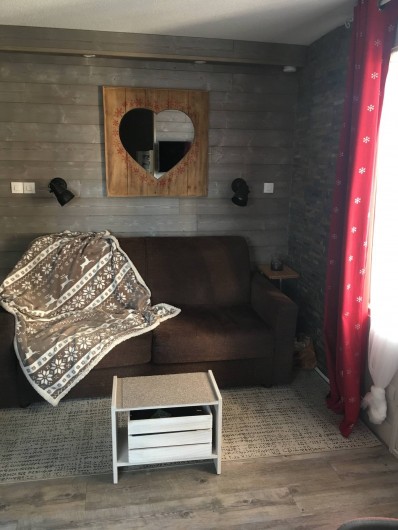 Location de vacances - Studio à Les Carroz d'Arâches - Salon avec canapé convertible "easy"