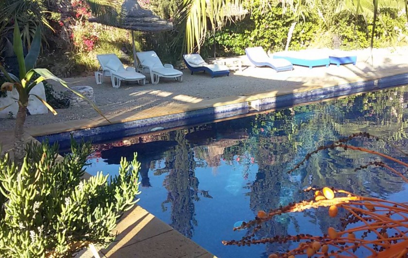 Location de vacances - Villa à Essaouira - 10 transats nettoyés chaque matin vous accueillent au bord d une piscine bleue