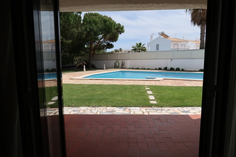 Location de vacances - Villa à Albufeira - Vue sur la piscine depuis le salon
