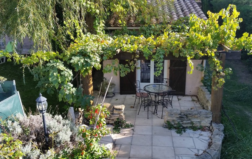 Location de vacances - Villa à Malves-en-Minervois - La terrasse de la chambre  avec entrée privative,  calme et  fraîcheur .......