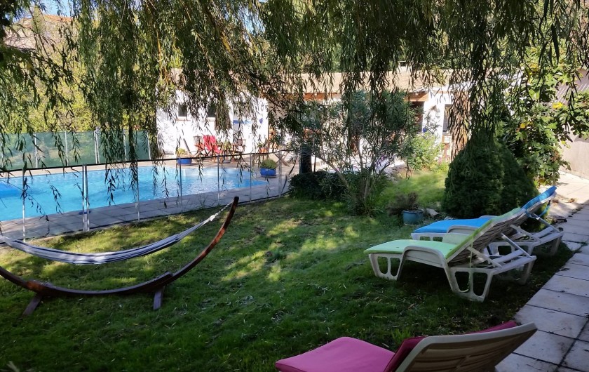 Location de vacances - Villa à Malves-en-Minervois - Farniente au bord de la piscine , sous le saule-pleureur ......hamac ,transat ..