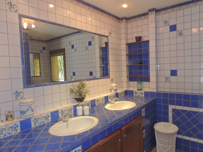 Location de vacances - Villa à Malves-en-Minervois - La deuxième salle de bain avec une douche à l'Italienne.