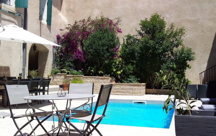 Location de vacances - Appartement à Autignac - Patio avec piscine, espaces repas et détente
