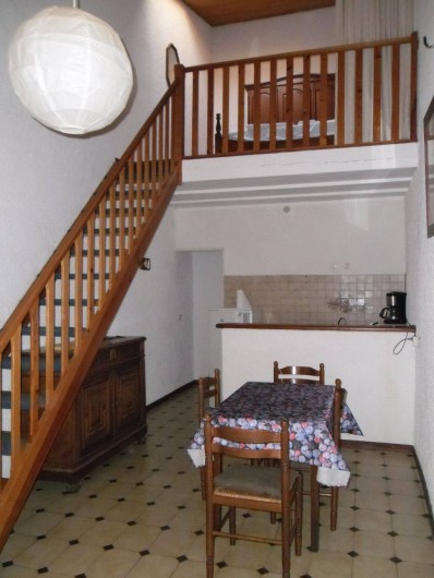 Location de vacances - Appartement à Autignac - Salle et coin cuisine du gîte 3 , avec chambre en mezzanine pour 2 personnes