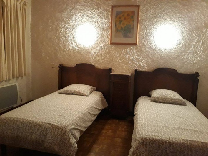 Location de vacances - Appartement à Autignac - Chambre avec 2 lits simples du gîte 2 pour 4 personnes