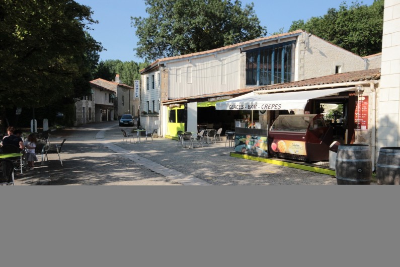 Location de vacances - Bungalow - Mobilhome à La Garette - Restaurant "Le Chantilly" en face le camping