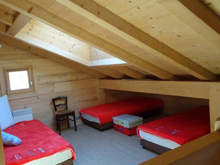 Location de vacances - Chalet à Les Contamines-Montjoie - Dortoir en haut avec 4 lits simples