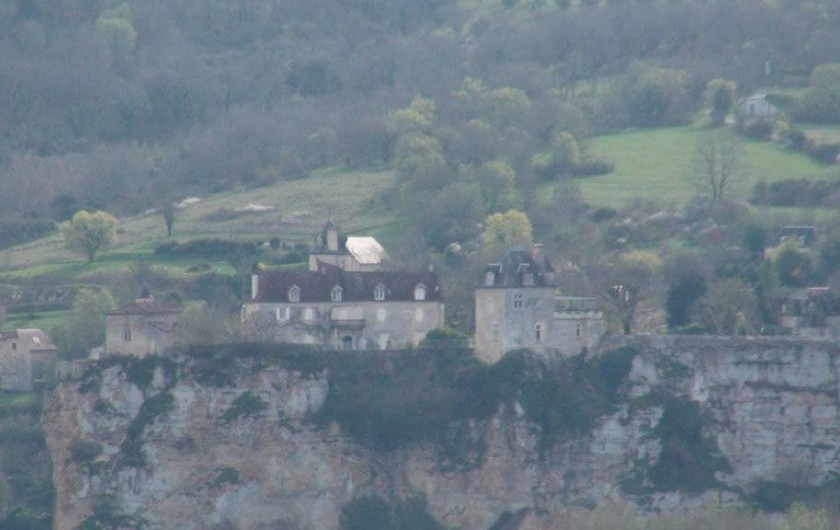 Location de vacances - Gîte à Le Bougayrou - Chateau de Belcastel qui domine le confluent Dordogne - Ouysse