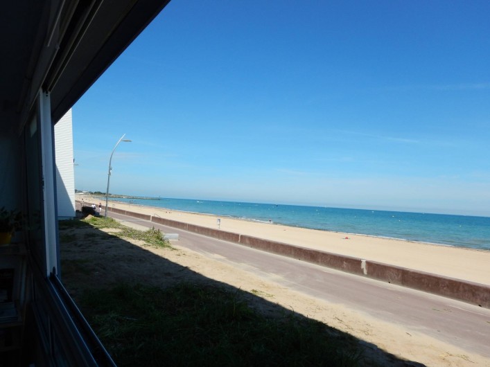 Location de vacances - Appartement à Courseulles-sur-Mer - Vue de la Loggia avec les vitres ouvertes